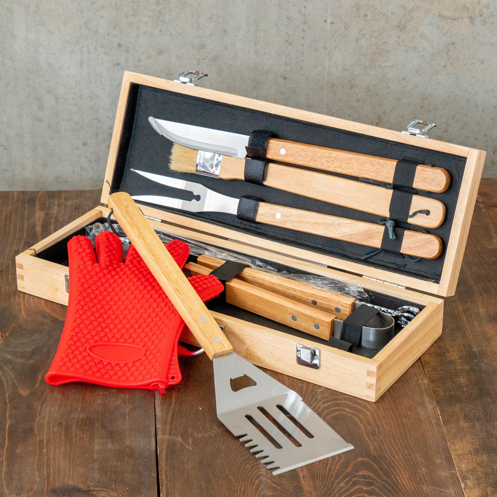 BBQ grill set, fully customizable with engraving